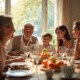 Couple agee entouré de famille souriante autour d'une table