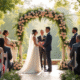 Couple de mariage échangeant leurs vœux sous un arc décoré en plein air