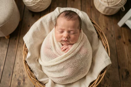 Nouveau-né endormi dans un panier en osier photographié par un photographe naissance à Dijon